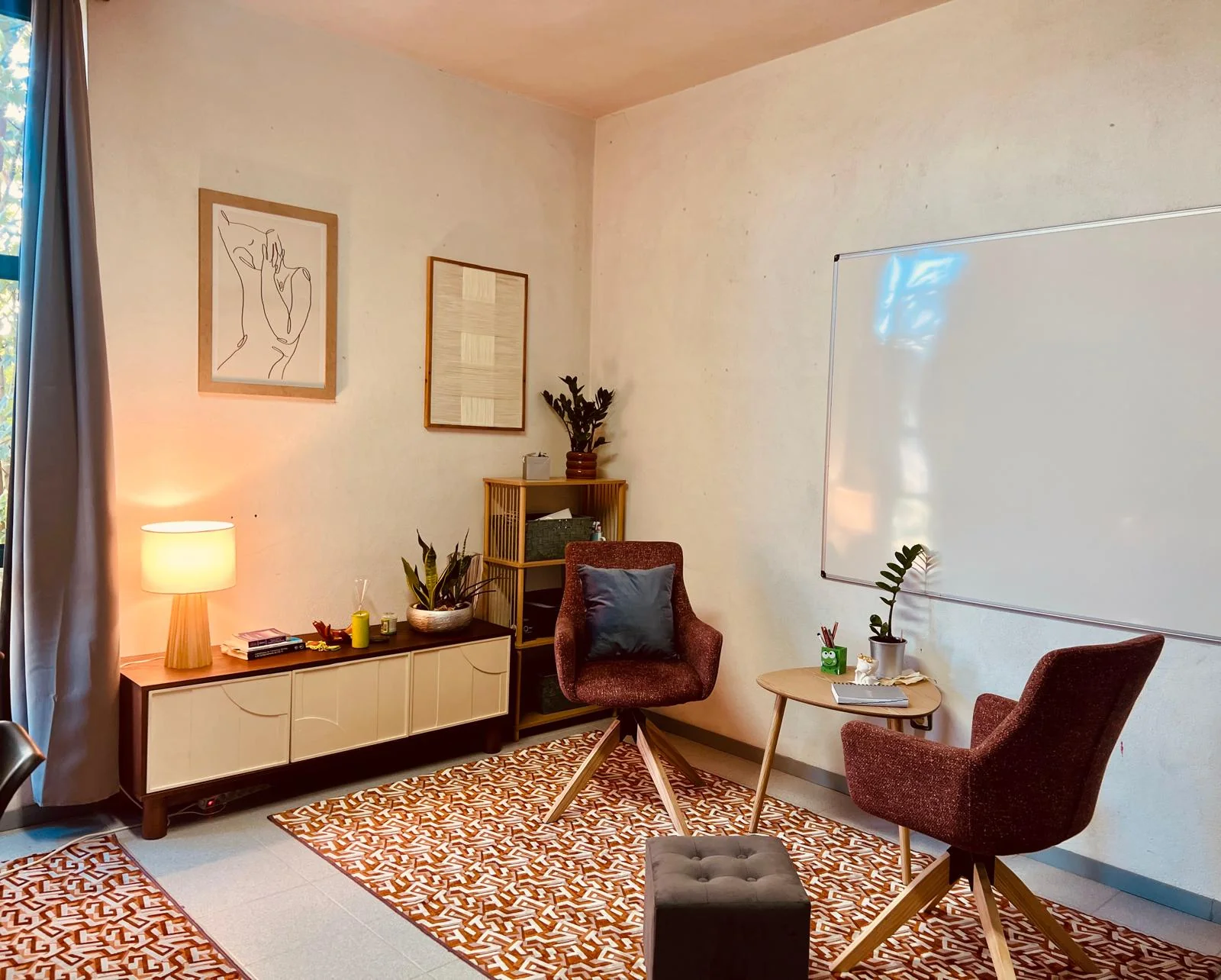 Espaço de consulta com duas poltronas, candeeiro e plantas