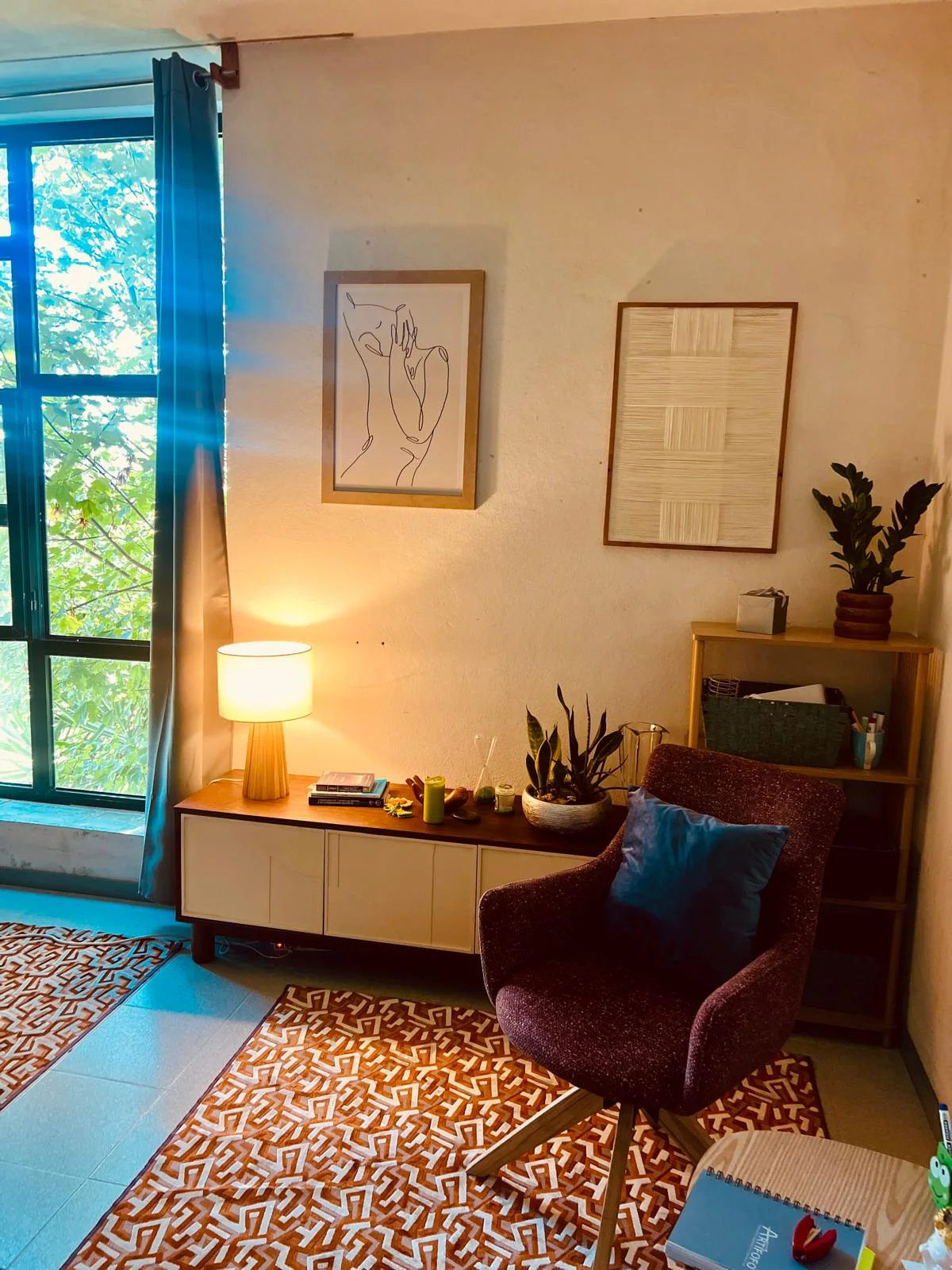 Canto do espaço com janela, candeeiro e poltrona